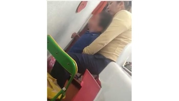 La mujer agredió al menor de tres años y lo golpeó contra la pared.