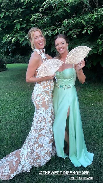 Nicole junto a su hermana,