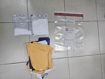 Autoridades frustraron en Santo Domingo el envío de cinco láminas de cocaína ocultas en folders y documentos con destino a Europa. (Cortesía: Dirección Nacional de Control de Drogas)