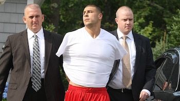 Aaron Hernandez, detenido por el crimen de su amigo y concuñado por el que fue condenado a cadena perpetua
