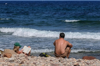 Casal passa quarta-feira na praia de Banyalbufar (Maiorca). (Cati Cladera/EFE)