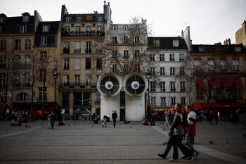 Imagen de la vereda del Centro Georges Pompidou de París (Foto: REUTERS/Sarah Meyssonnier)