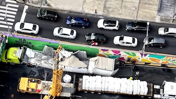 Alerta por cierre vial en Viaducto Miguel Alemán rumbo al AICM: reportan que tráiler quedó atorado bajo un puente