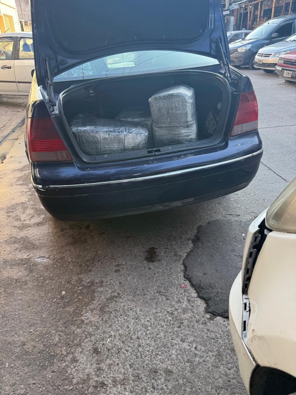 El operativo policial descubrió 142 ladrillos de marihuana ocultos en el baúl de un Volkswagen Bora