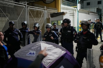 Un familiar de un preso