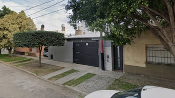 Viajaron durante el fin de semana y les desvalijaron la casa: el ladrón se llevó hasta pares de zapatillas envueltos en una manta