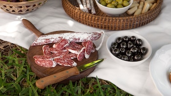 El mejor aperitivo del verano es esta sencillísima ensalada de encurtidos, queso y fuet: lista en 10 minutos y con muchísimo sabor