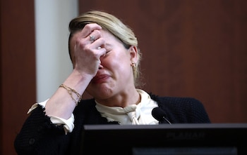 Amber Heard llora en el estrado durante su testimonio (Jim Lo Scalzo/REUTERS)