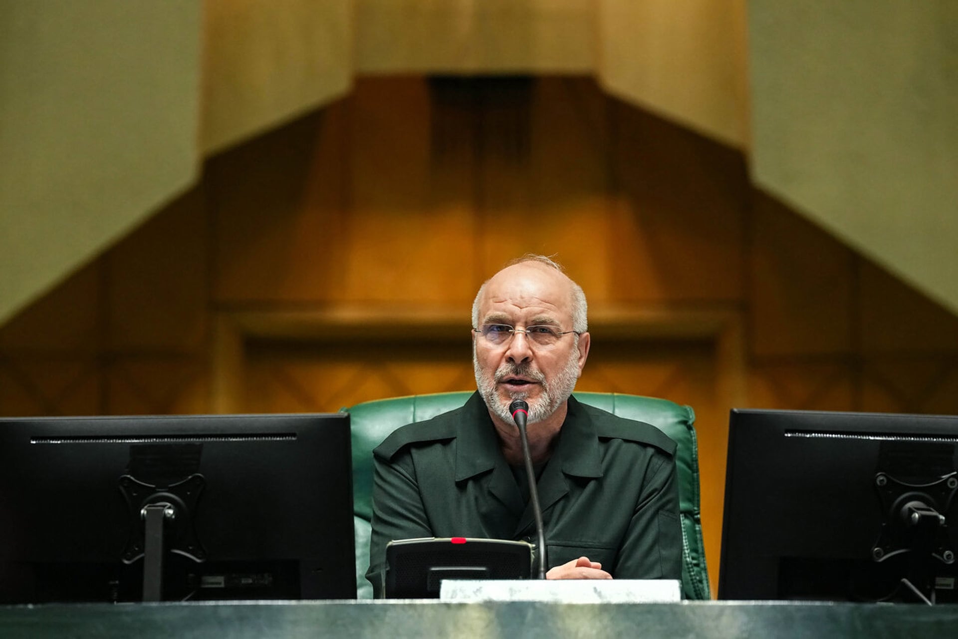 El presidente del Parlamento iraní, Mohamed Bagher Ghalifab, vestido con el uniforme del Cuerpo de la Guardia Revolucionaria Islámica (CGRI), asiste a una sesión del parlamento en Teherán.
Europa Press/Contacto/Icana