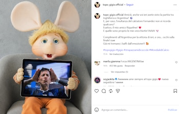 El personaje italiano vinculó el gesto de Enzo Fernández con Juan Román Riquelme y afirmó: “Esas son justamente mis orejitas”
