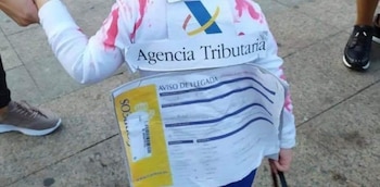 Un niño vestido de Agencia