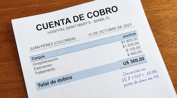 Un documento impreso muestra una cuenta de cobro de hospital con fecha 15 de octubre de 2023, cargos y un total de 360 dólares.