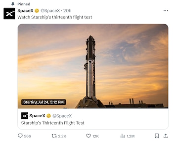Publicación de redes sociales de SpaceX que muestra un cohete Starship blanco y negro en una plataforma de lanzamiento con un cielo nublado al atardecer