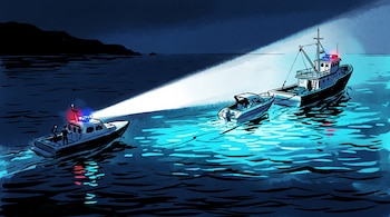Ilustración nocturna de una lancha policial con reflector encendido frente a un barco pesquero que remolca una lancha en el mar.