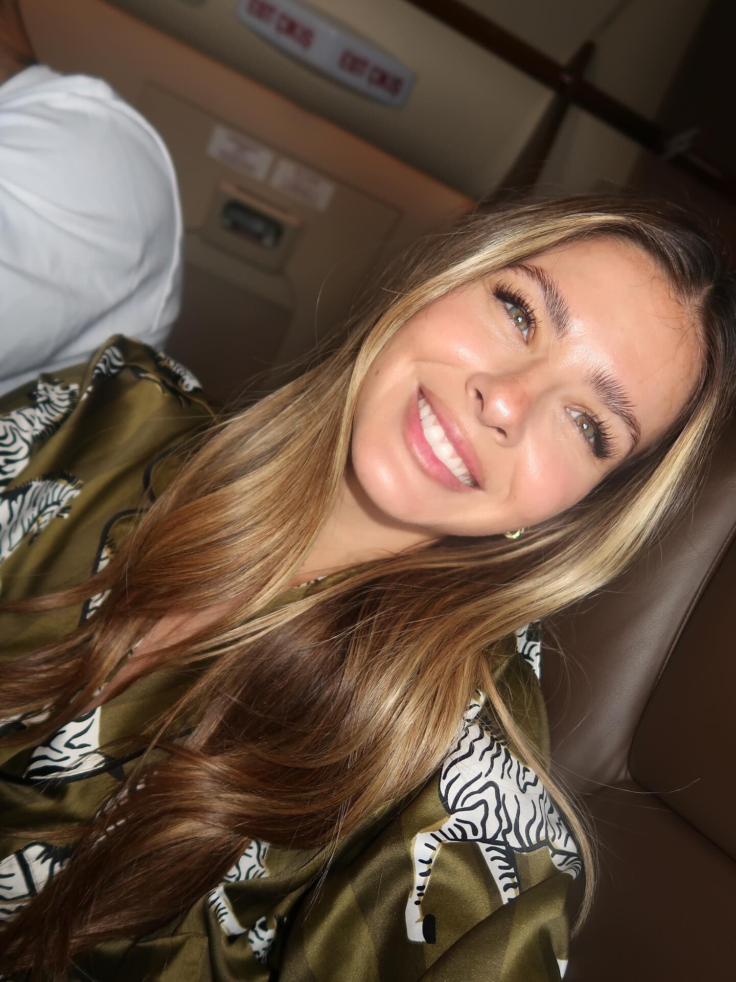 El look de la China Suárez, con pijama de seda verde oliva y estampado de cebras, llamó la atención de sus seguidores en Instagram