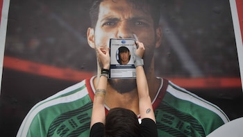 Madres y familias buscadoras llenan las inmediaciones del Estadio Azteca con fichas de sus desaparecidos