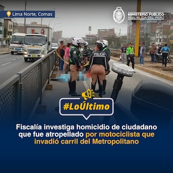 Agentes policiales y civiles junto a un cuerpo cubierto en una calle acordonada con cinta amarilla. Vehículos y edificios al fondo. Texto superpuesto