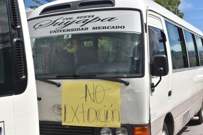 El paro de transportistas afecta directamente a trabajadores, estudiantes y familias, quienes enfrentan largas caminatas y tarifas más elevadas. (Foto: Redes sociales)