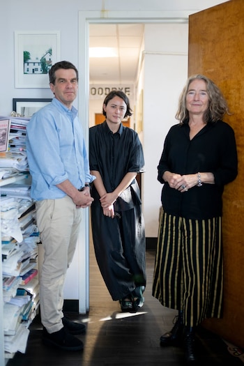 Declan Spring, Mieke Chew y Barbara Epler, de New Directions Publishing. Crédito Vincent Alban para The New York Times