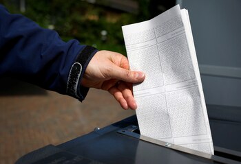 Una persona vota en las elecciones parlamentarias de la Unión Europea, en Arnhem, países Bajos, el 6 de junio de 2024. REUTERS/Piroschka van de Wouw