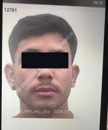 Imagen de un hombre joven en una pantalla, con los ojos cubiertos por una barra negra. Se aprecian detalles como un pendiente en su oreja izquierda