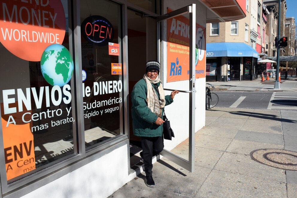 Empresas controladas por los militares cubanos ocultan miles de millones de dólares en medio de la profunda crisis que atraviesa la isla A deserted beach in Cuba