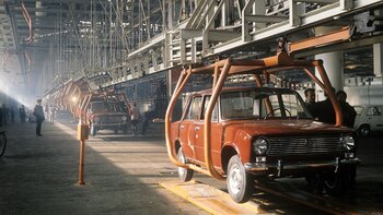 Los primeros autos producidos en