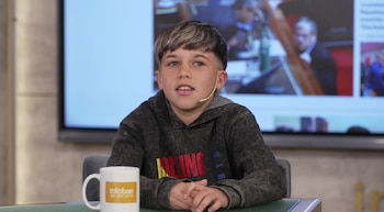 El joven barbero contó que sus primeros cortes con su padre y su mejor amigo no salieron como esperaba, pero mejoró su técnica con práctica (captura de video)