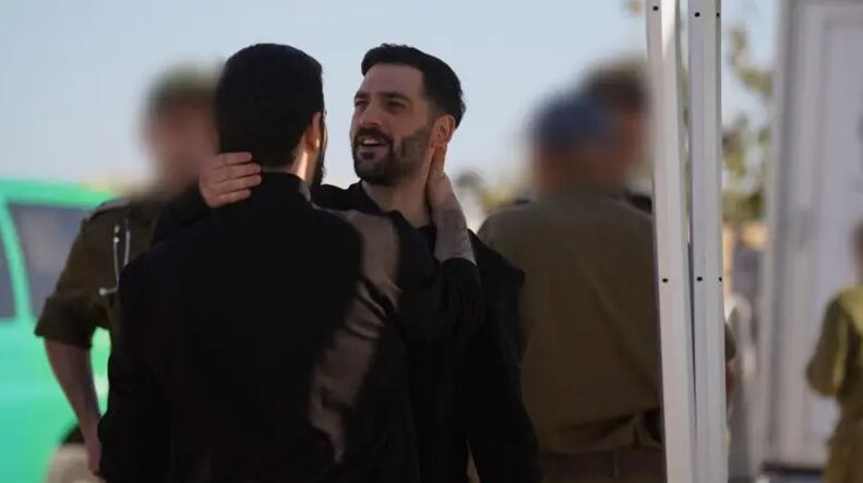 Los hermanos gemelos Gali y Ziv Berman se abrazan en la Franja de Gaza tras ser liberados por Hamas