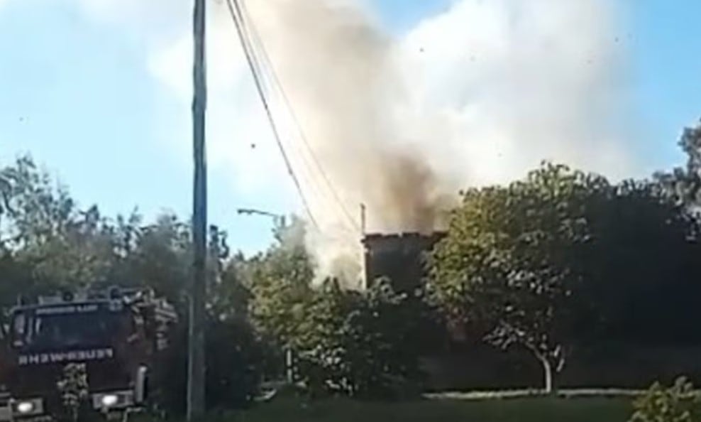 Personal policial y bomberos voluntarios trabajan en el lugar, la vivienda quedó con daños visibles tras el incendio