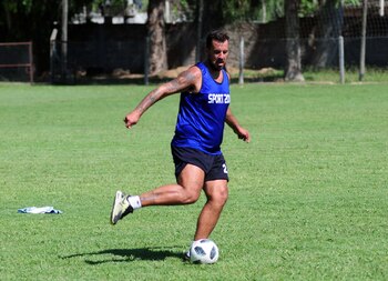 Actualmente juega en Deportivo Merlo