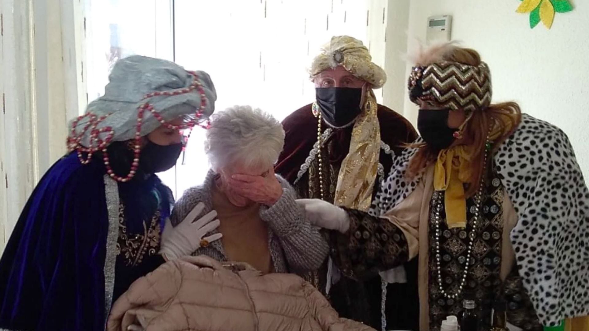 Una mujer de una residencia recibiendo un regalo de los Reyes Magos (Reyes Magos de Verdad)