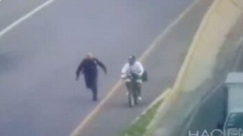 Una menor que había sido robada fue hallada en la maleta de una bicicleta en la que huía el secuestrador. (Captura de pantalla/@FernandoCruzFr7)