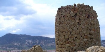 El entorno natural de Eski Foça incluye seis islas deshabitadas conocidas como Foça Adalar y las legendarias Rocas de las Sirenas relacionadas con la mitología homérica (Wikipedia)