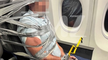Los pasajeros que ayudaron a inmovilizar a un hombre en un vuelo a Newark describen el caos