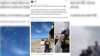 Captura de pantalla de un mensaje de la cuenta del FBI con texto explicativo y dos imágenes de un detenido junto a agentes policiales