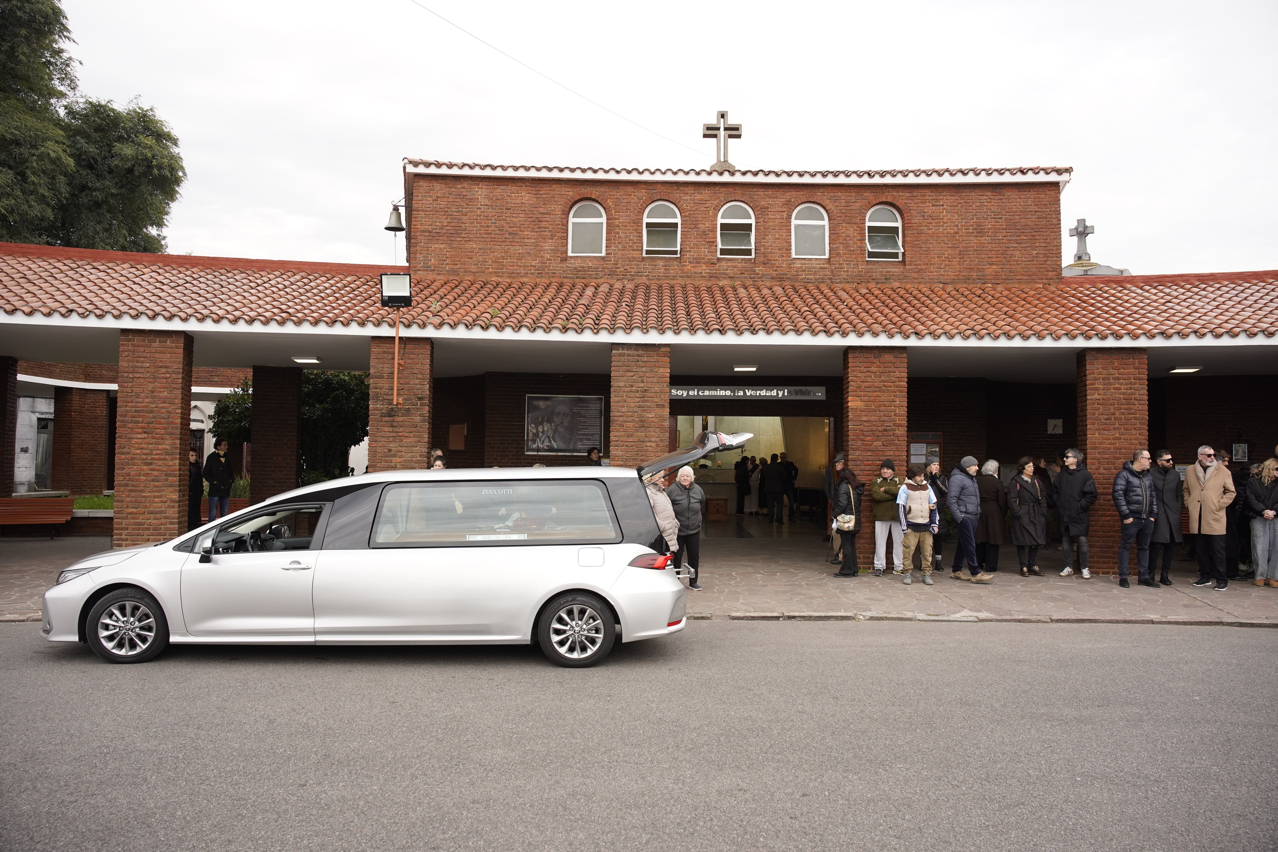 Bajo el cielo nublado del domingo, el círculo íntimo de la actriz acompañó sus restos hacia su descanso final en el Cementerio de la Chacarita (RSFotos)