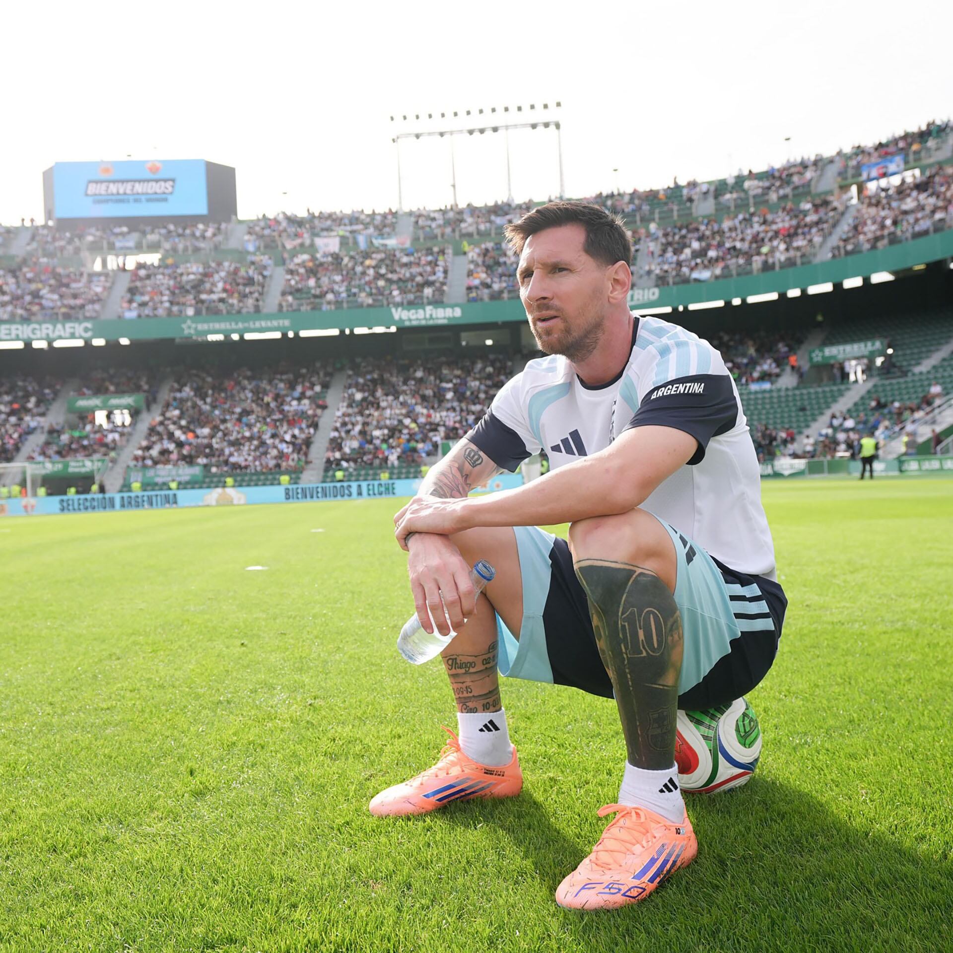 Lionel Messi, sorprendido por el cariño del público en el entrenamiento de la selección argentina en España (@leomessi)