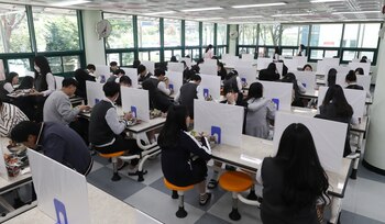 High school students eat a