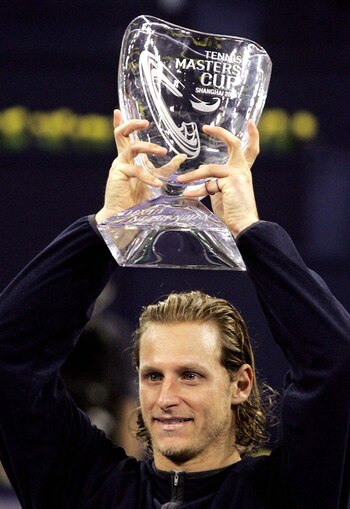 Nalbandian con el trofeo después