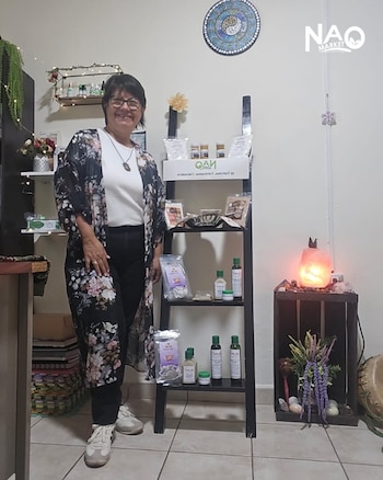 Claudia Aragón, fundadora de Nao Market, en el espacio donde exhibe productos naturales y artesanales en San Salvador (Cortesía Nao Market).