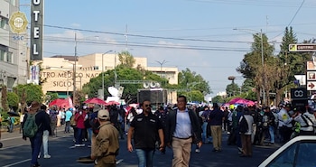 Trabajadores del IMSS realizan una megamarcha este 13 de octubre.