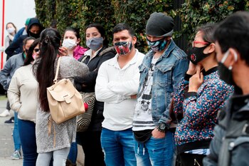 Compradores hacen fila para ingresar