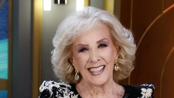 Mirtha Legrand deslumbró con un look totalmente rojo: encaje, cristales y paillettes en una chaqueta estructurada