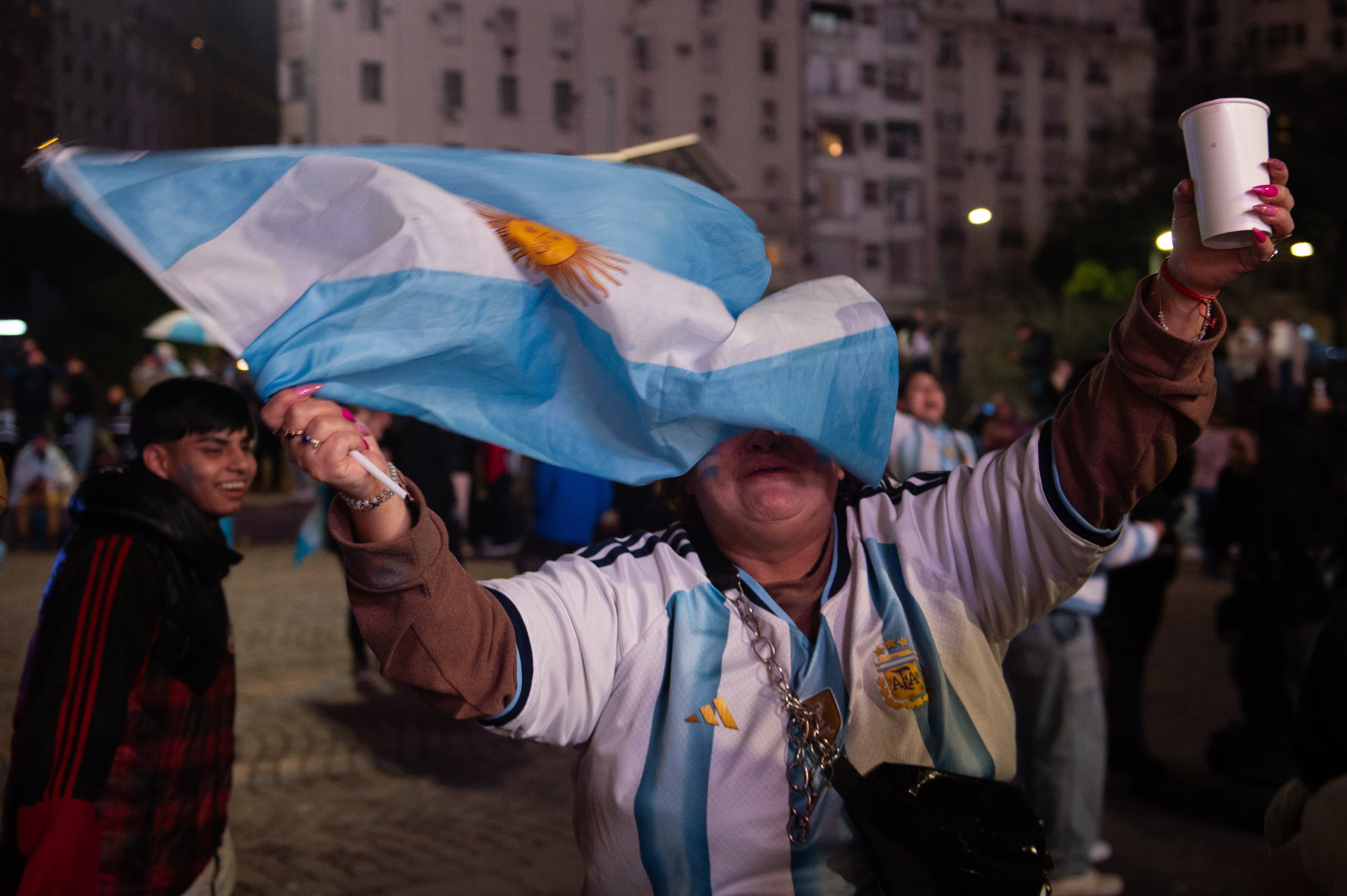 Grupos de amigos y familias celebran la victoria de Argentina