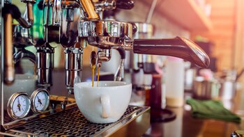 Una cafetera profesional en un