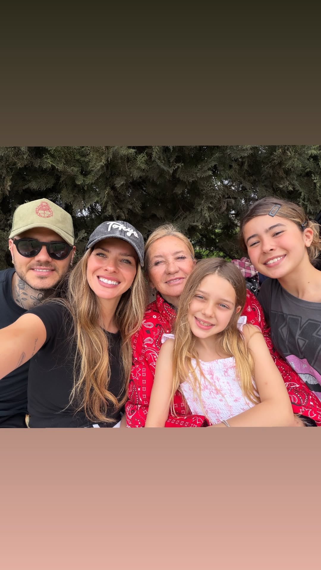 Mauro Icardi acompañó a la China Suárez en el partido de Amancio Vicuña junto a Magnolia, Rufina Cabré y Marcela Riveiro