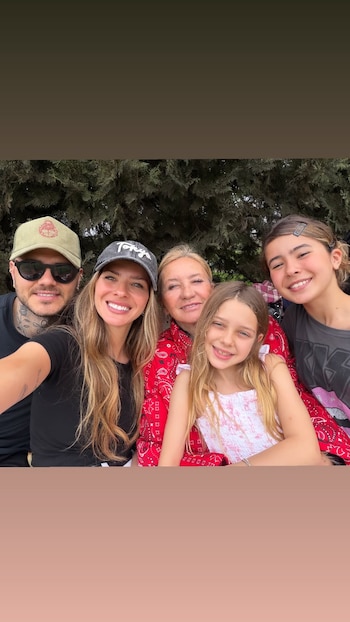 Mauro Icardi acompañó a la China Suárez en el partido de Amancio Vicuña junto a Magnolia, Rufina Cabré y Marcela Riveiro