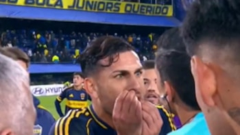 La furia de Paredes cara a cara con el árbitro por el penal no sancionado para Boca ante Cruzeiro: “Es una vergüenza”