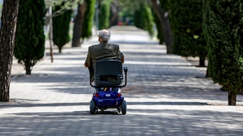 Un hombre sin piernas es prendido fuego en su silla de ruedas a la salida del centro comercial en el que suele pedir dinero